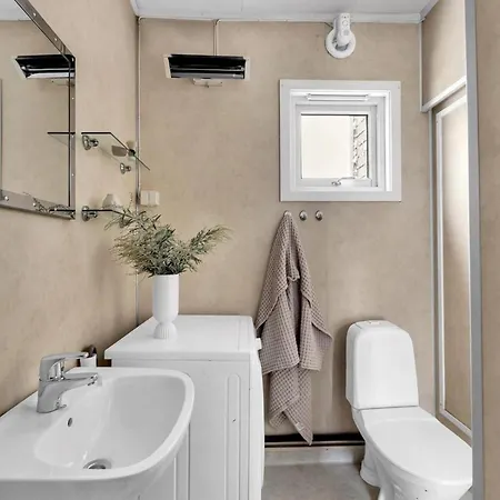 - - Sleeps 5 - Great Location Apartament